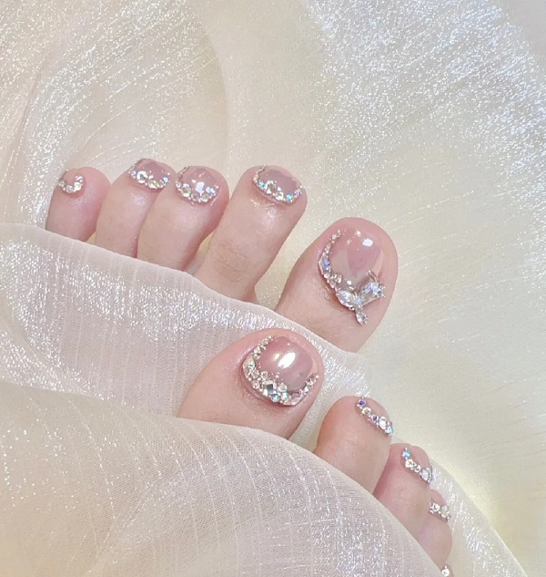 Mẫu nail chân cô dâu kết hợp charm và đá lấp lánh