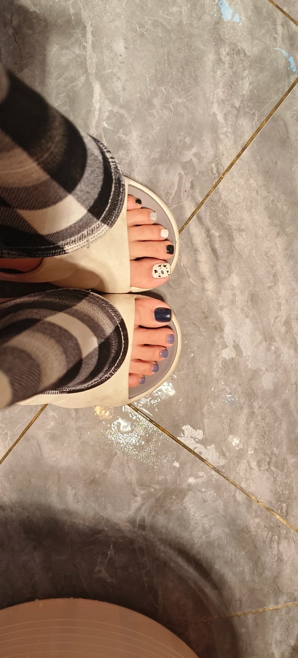 Mẫu nail chân đen trắng đơn giản và sang trọng