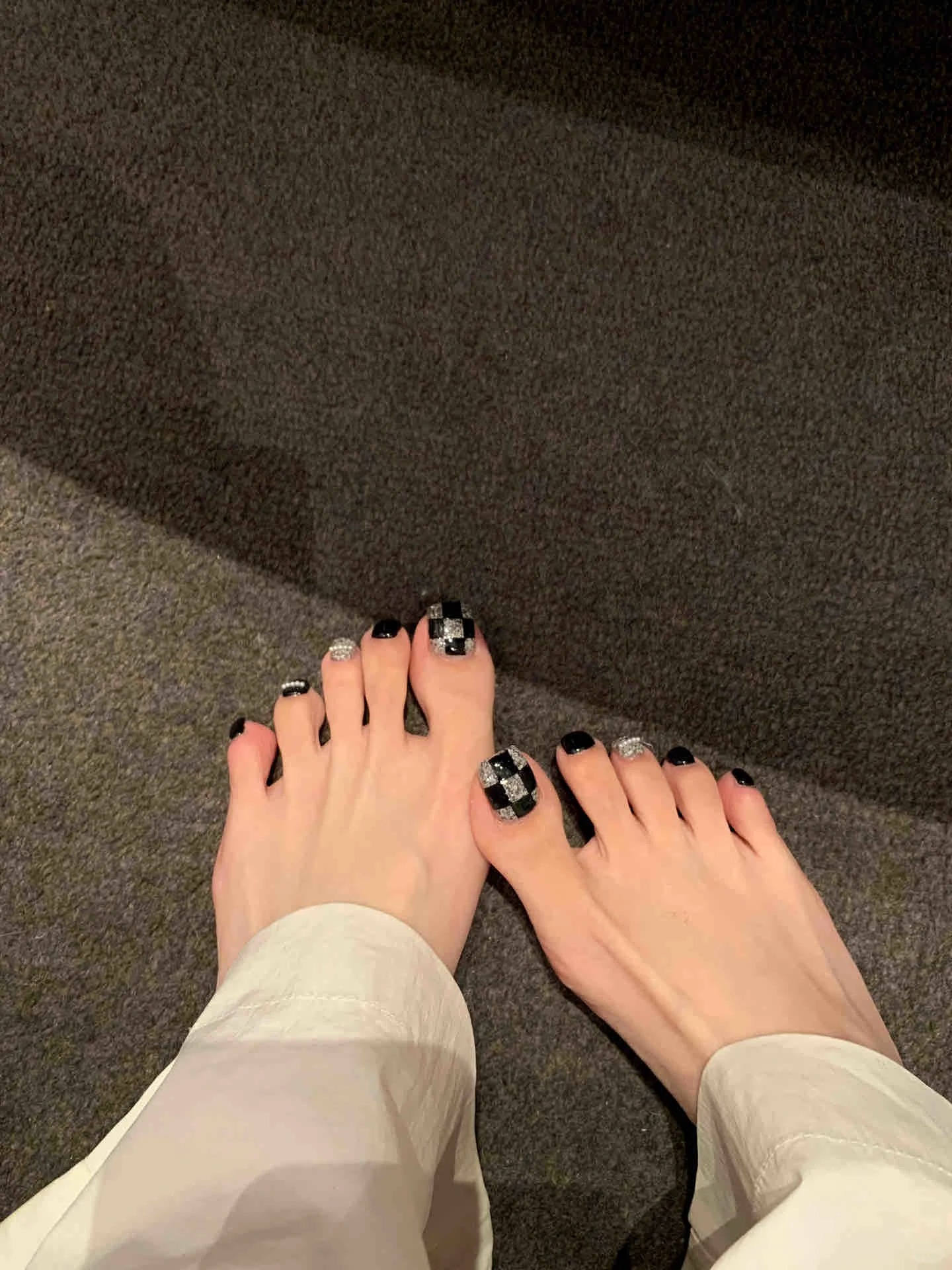 Mẫu nail chân đen trắng kết hợp họa tiết caro