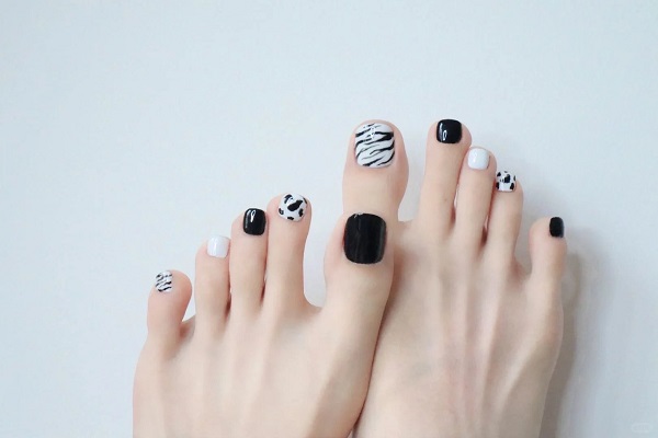 Mẫu nail chân đen trắng tôn dáng bàn chân xinh