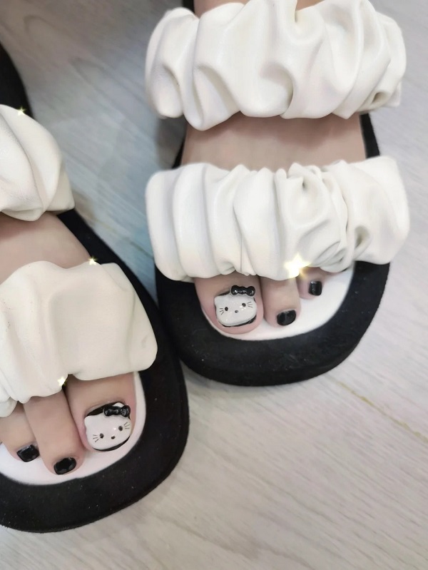Mẫu nail chân đính charm dễ thương dành cho học sinh