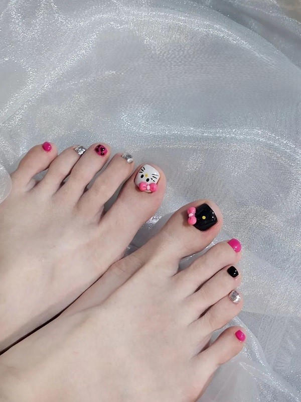 Mẫu nail chân đính charm dễ thương kèm đá nhỏ xinh