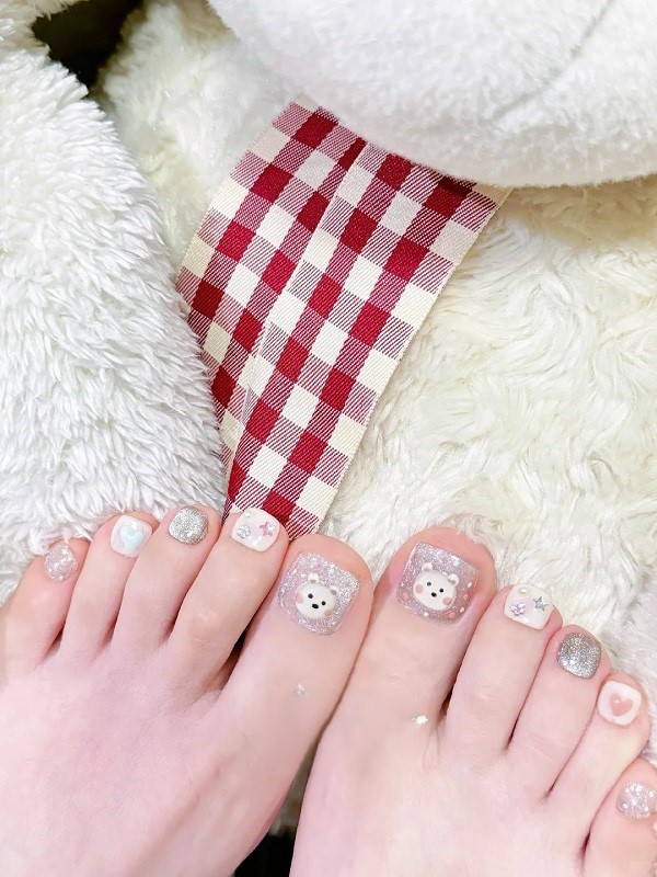 Mẫu nail chân đính charm hoạt hình màu pastel nhẹ nhàng