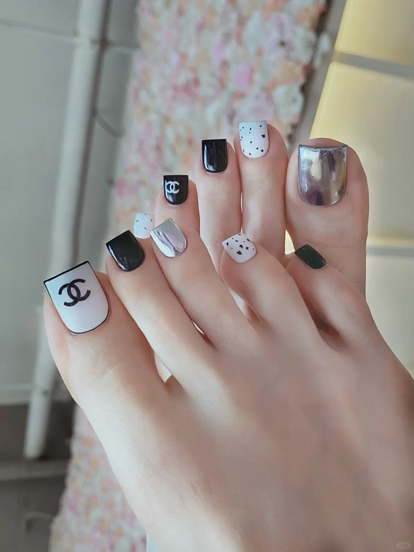 Mẫu nail chân trắng đen nổi bật với chấm bi đen