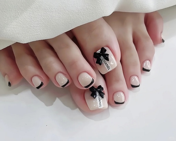 Mẫu nail chân trắng đen thanh lịch không lỗi thời