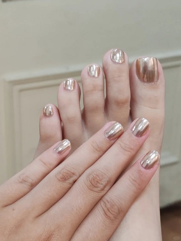 Mẫu nail chân tráng gương bạc phù hợp với mọi phong cách