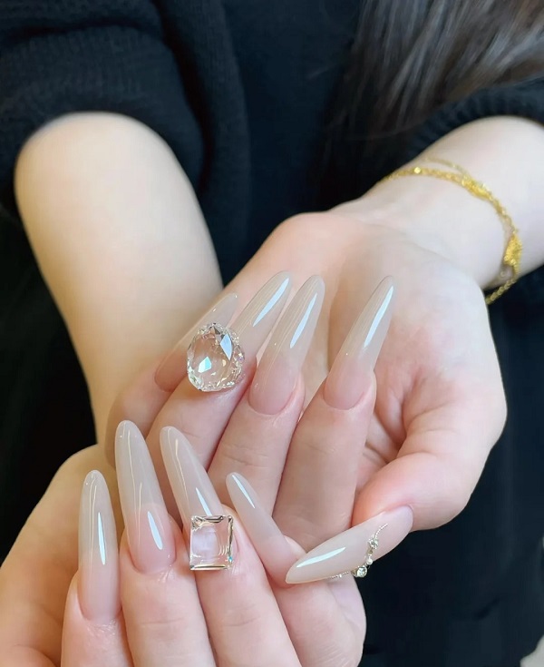 Mẫu nail cô dâu màu trắng đính đá cho cô nàng lãng mạn
