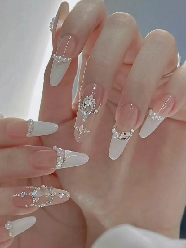 Mẫu nail cô dâu màu trắng đính đá tinh tế cho móng dài