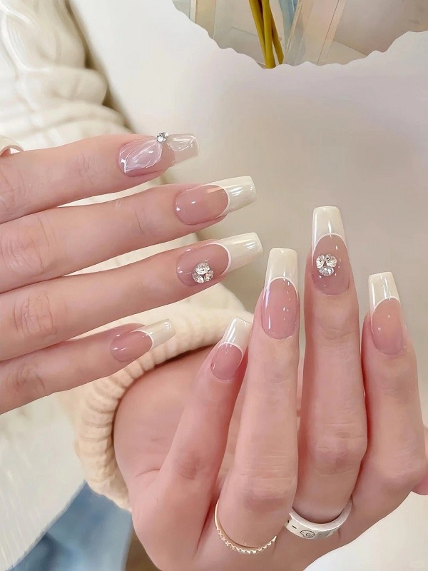 Mẫu nail cô dâu màu trắng mang vẻ đẹp thuần khiết