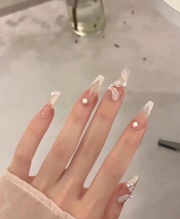 Mẫu nail cô dâu màu trắng nhẹ nhàng cho ngày trọng đại