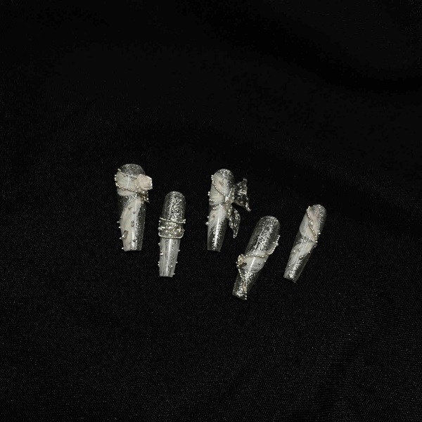 Mẫu nail cô dâu màu trắng thanh lịch và tinh tế