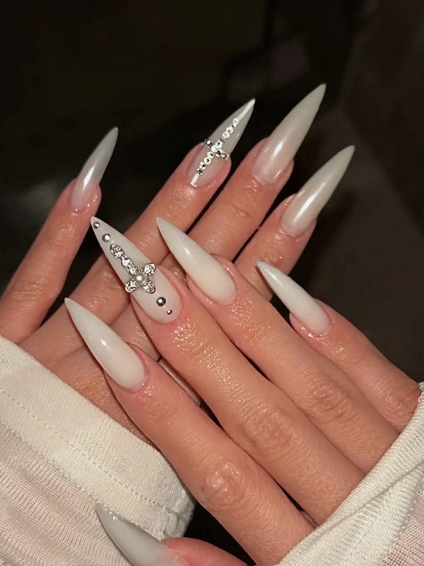 Mẫu nail đầu móng trắng đính đá dành cho lễ hội