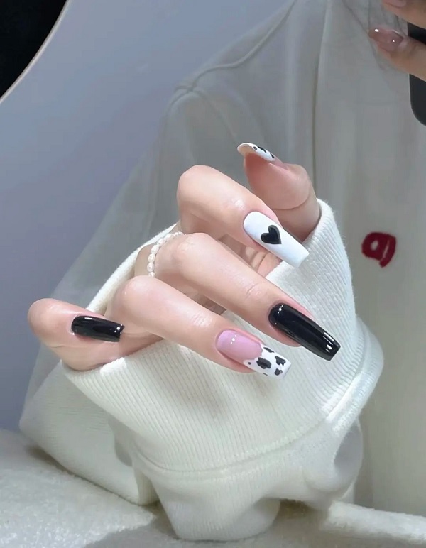 Mẫu nail đen trắng họa tiết caro thời thượng