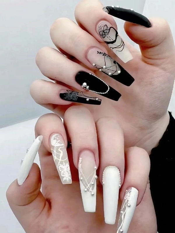 Mẫu nail đen trắng phối họa tiết hoạt hình dễ thương