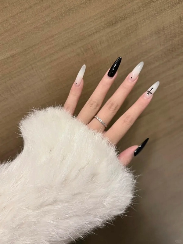 Mẫu nail đen trắng phong cách thời trang runway