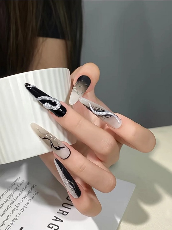 Mẫu nail đen trắng phù hợp với mùa đông