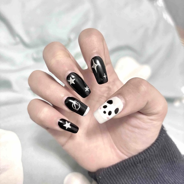 Mẫu nail đen trắng với hiệu ứng marble đẹp mắt