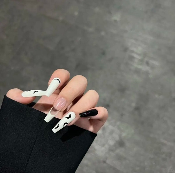 Mẫu nail đẹp đen trắng kết hợp họa tiết nghệ thuật