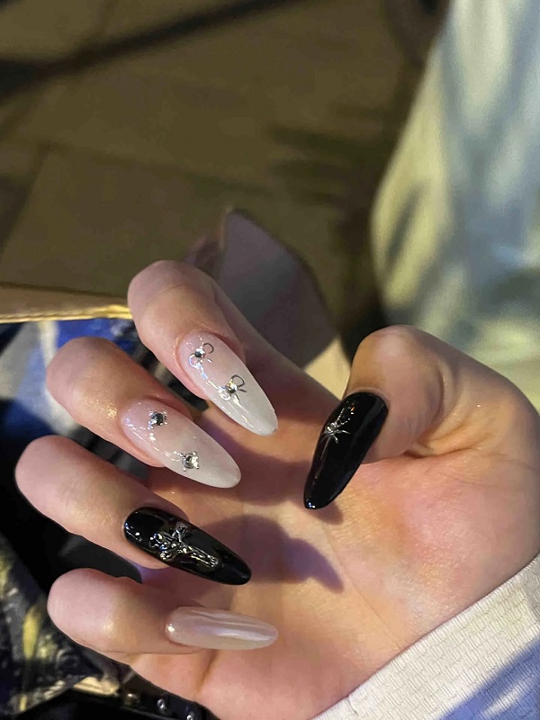 Mẫu nail đẹp đen trắng phối họa tiết hình học