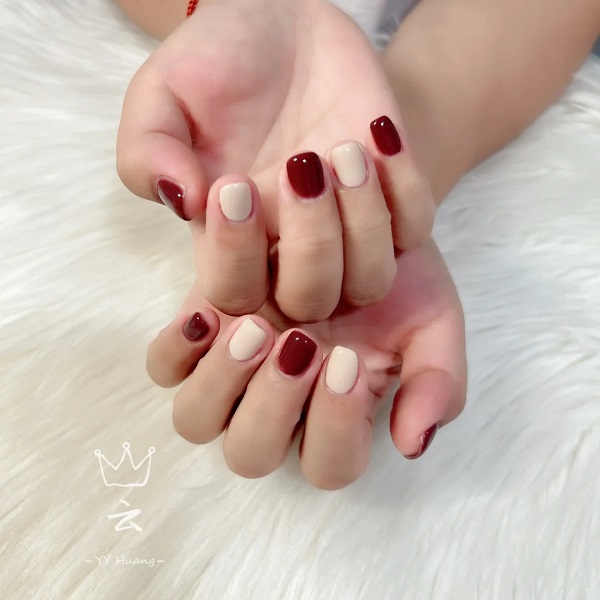 Mẫu nail đỏ trắng kết hợp nhũ lấp lánh