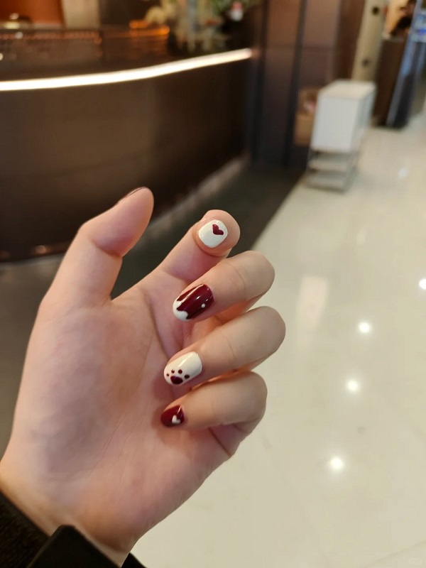 Mẫu nail đỏ trắng kiểu Pháp hiện đại