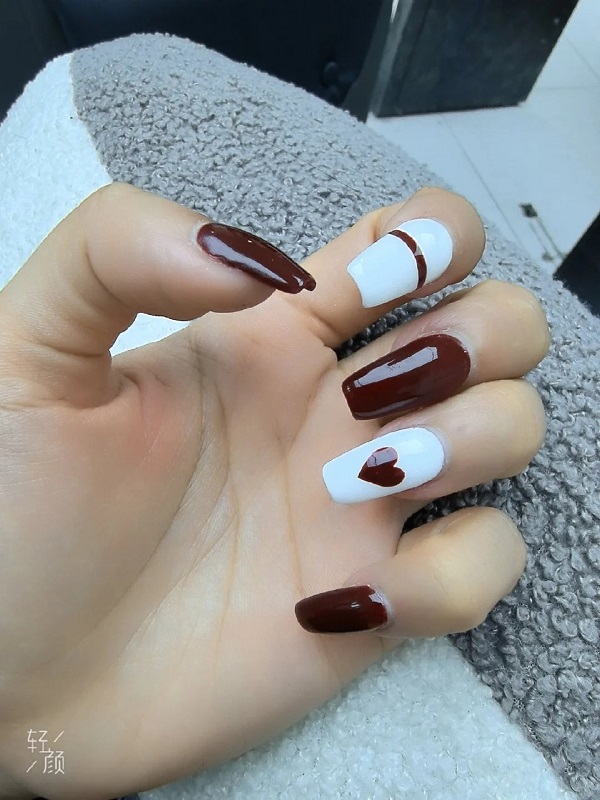 Mẫu nail đỏ trắng lấy cảm hứng từ hoa hồng
