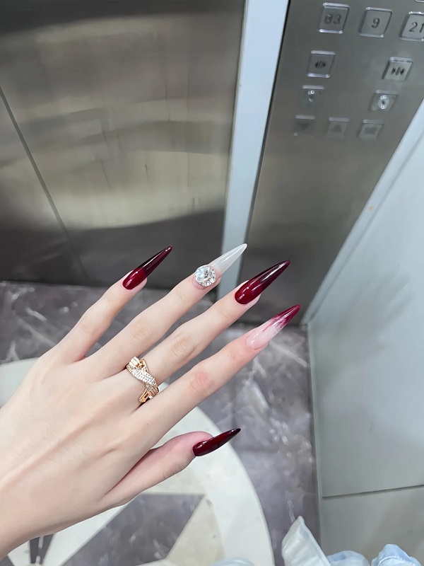 Mẫu nail đỏ trắng mang phong cách Hàn Quốc