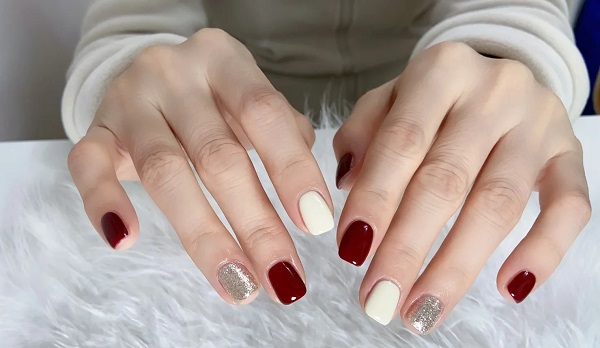 Mẫu nail đỏ trắng phối charm ngọt ngào