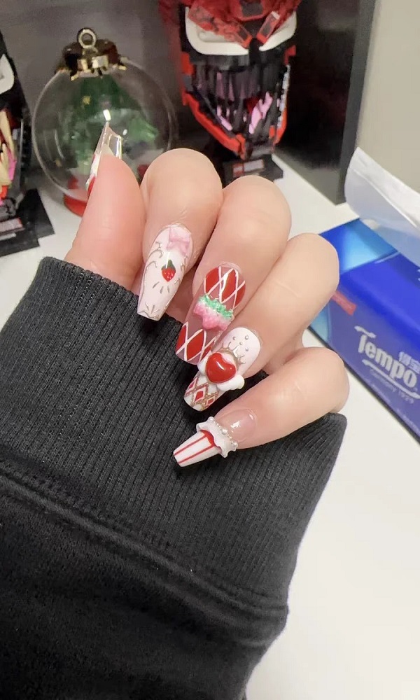 Mẫu nail đỏ trắng phối họa tiết noel dễ thương