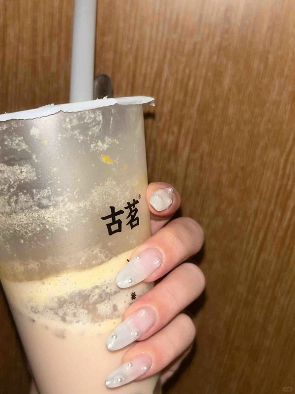 Mẫu nail màu trắng sữa đi tiệc sang trọng