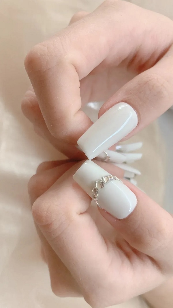 Mẫu nail màu trắng sữa thích hợp mọi phong cách