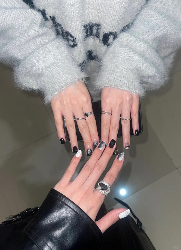 Mẫu nail trắng đen đính charm tinh tế