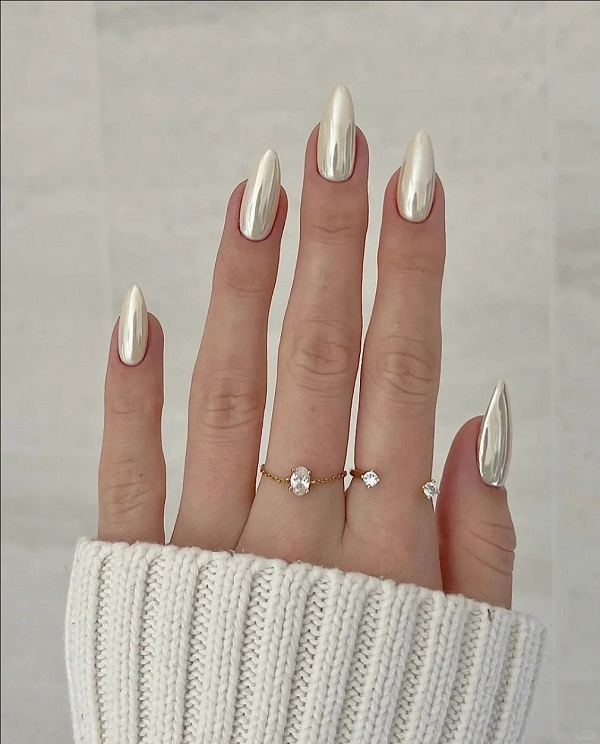 Mẫu nail tráng gương bạc đính charm xinh xắn