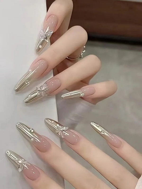 Mẫu nail tráng gương bạc giúp đôi tay thêm nổi bật