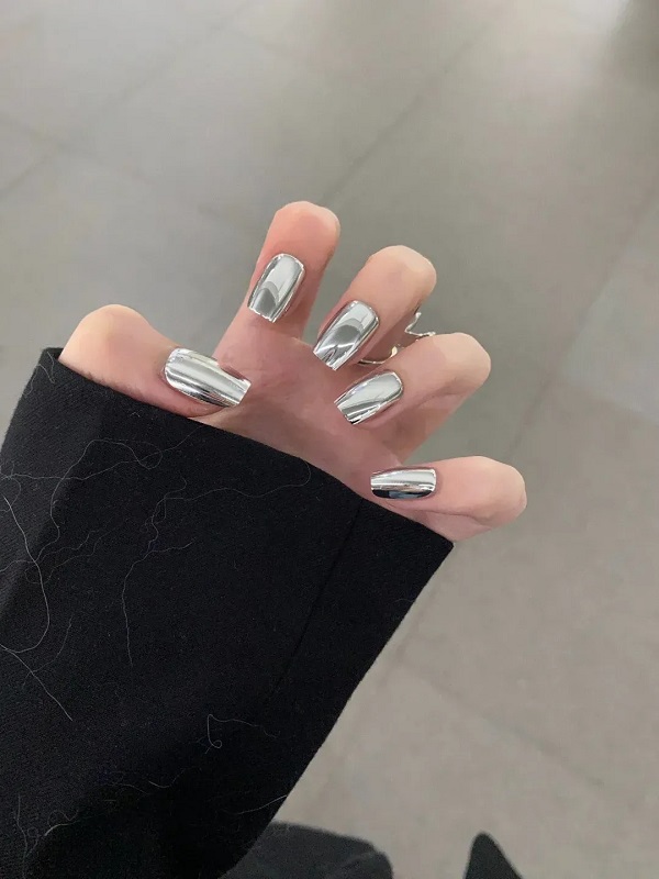 Mẫu nail tráng gương bạc phù hợp đi tiệc