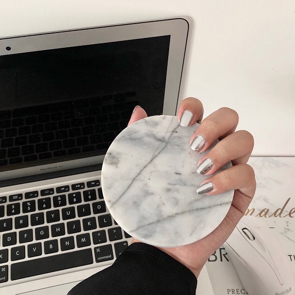 Mẫu nail tráng gương bạc với phong cách hiện đại