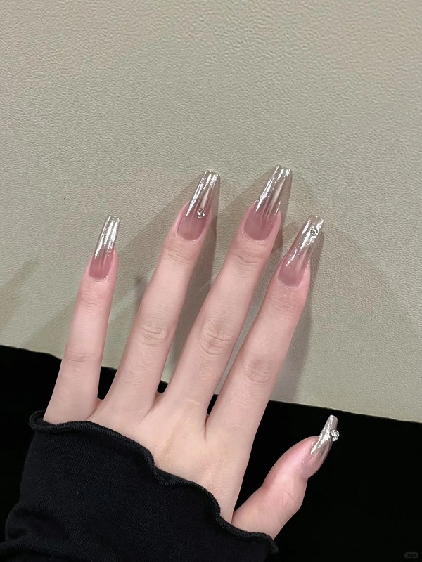 Mẫu nail tráng gương đính đá cho phong cách tiểu thư