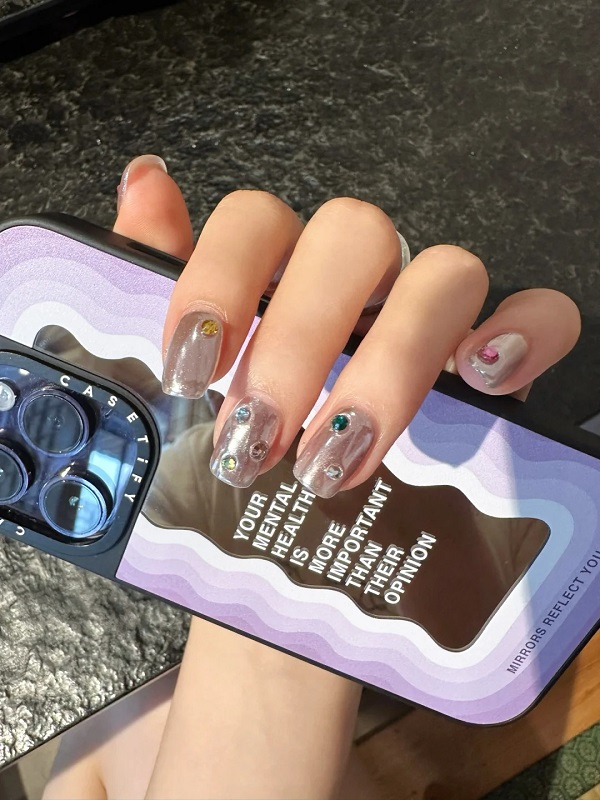 Mẫu nail tráng gương đính đá dành cho mùa lễ hội