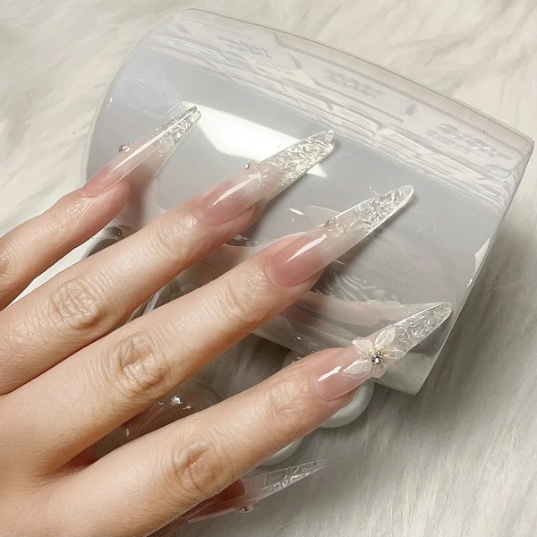 Mẫu nail tráng gương đính đá đẹp mắt cho người yêu thích sự lấp lánh