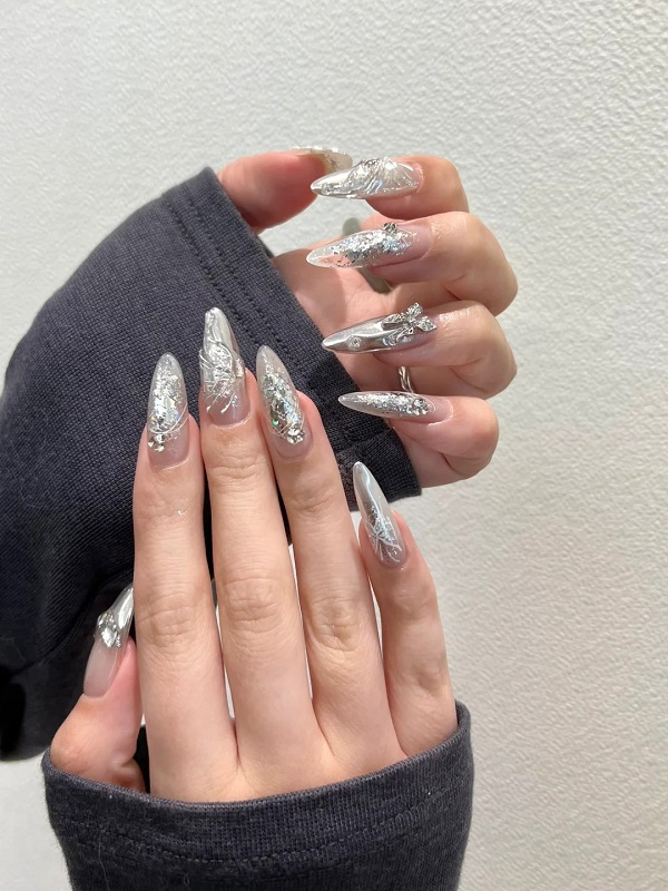 Mẫu nail tráng gương đính đá đơn giản mà cuốn hút