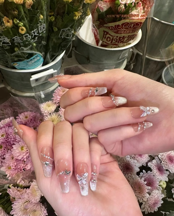 Mẫu nail tráng gương đính đá giúp tôn da tay