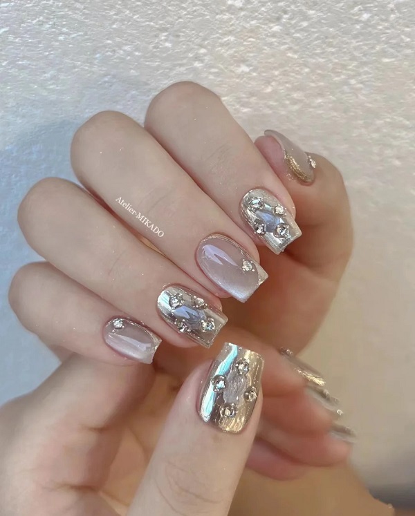 Mẫu nail tráng gương đính đá hợp thời trang