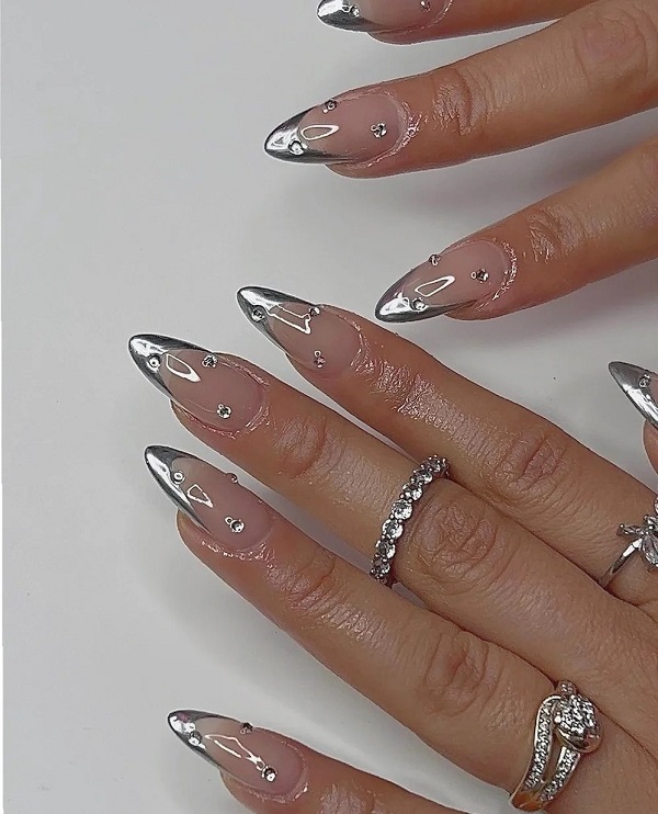 Mẫu nail tráng gương đính đá phù hợp với trang phục dạ tiệc
