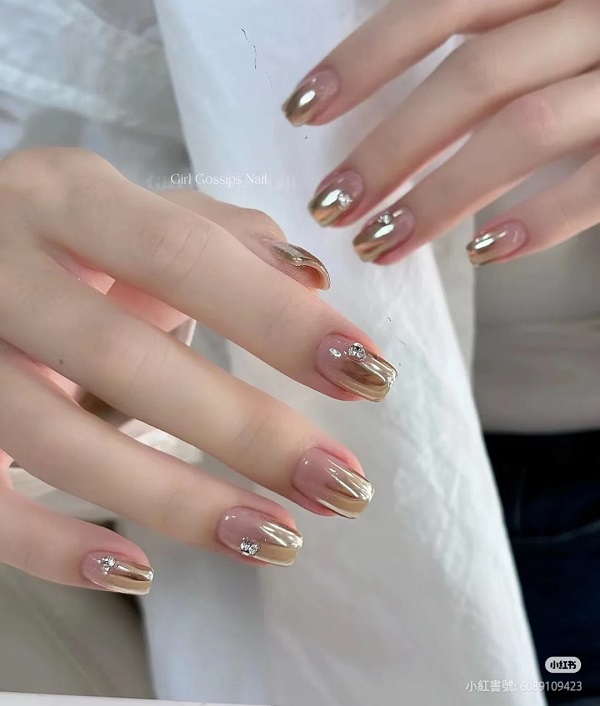 Mẫu nail tráng gương đính đá sang trọng và cuốn hút