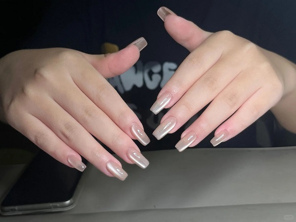 Mẫu nail tráng gương mắt mèo đính charm nhẹ nhàng
