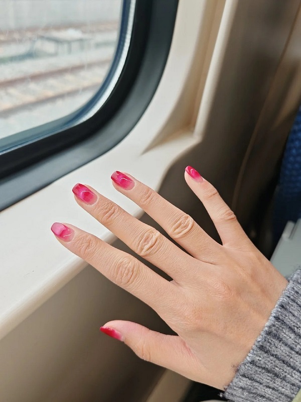 Mẫu nail tráng gương mắt mèo giúp tôn làn da tay