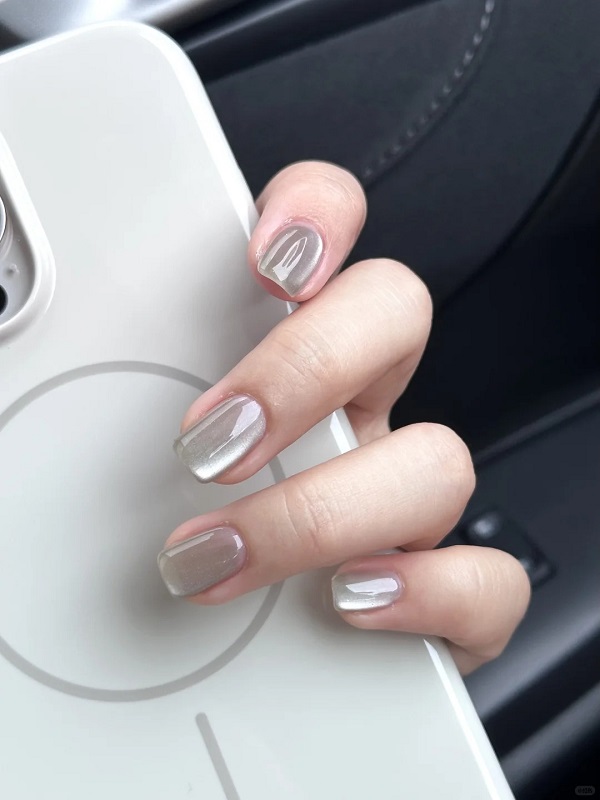 Mẫu nail tráng gương mắt mèo hot trend 2025
