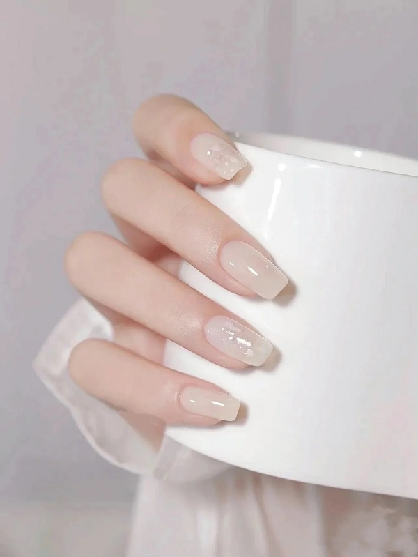 Mẫu nail trắng sữa dành cho nàng công sở