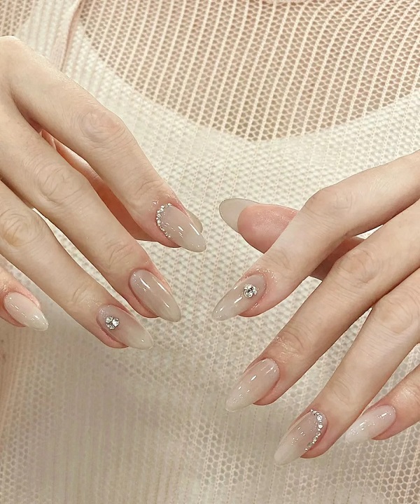 Mẫu nail trắng sữa đính đá sang trọng