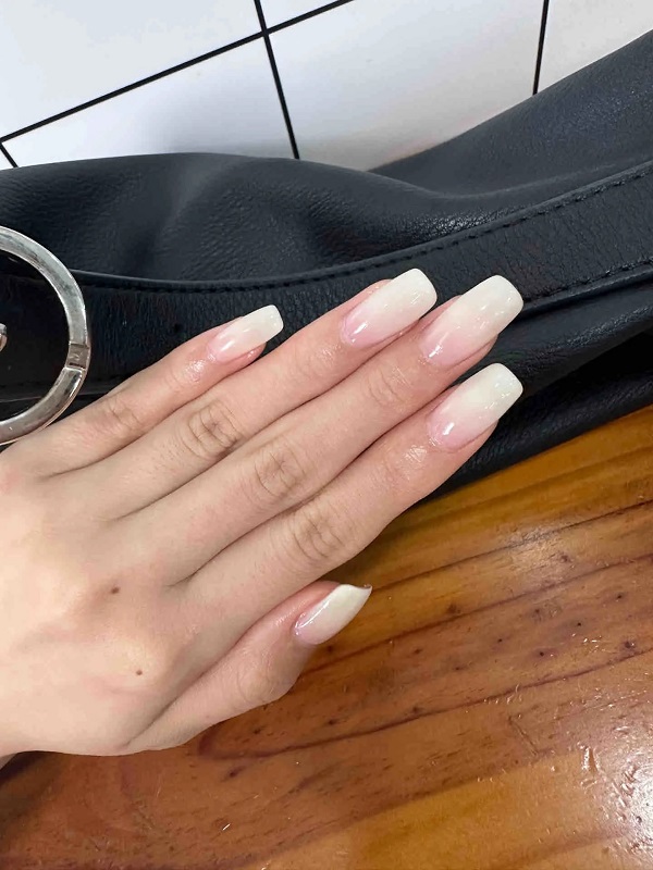 Mẫu nail trắng sữa đơn giản mà thanh lịch